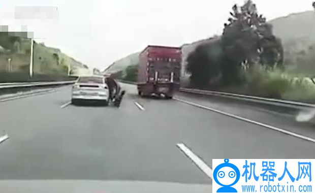 警方通报网约车乘客高速上跳车