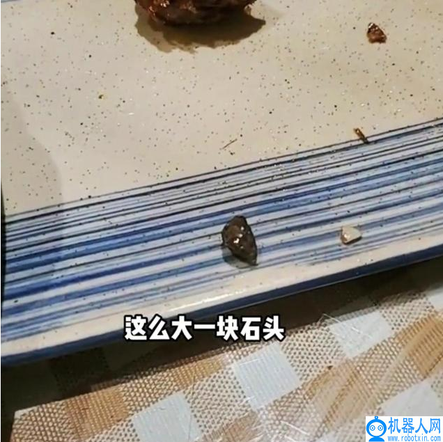 男子称餐厅吃饭被石子硌掉牙无人管