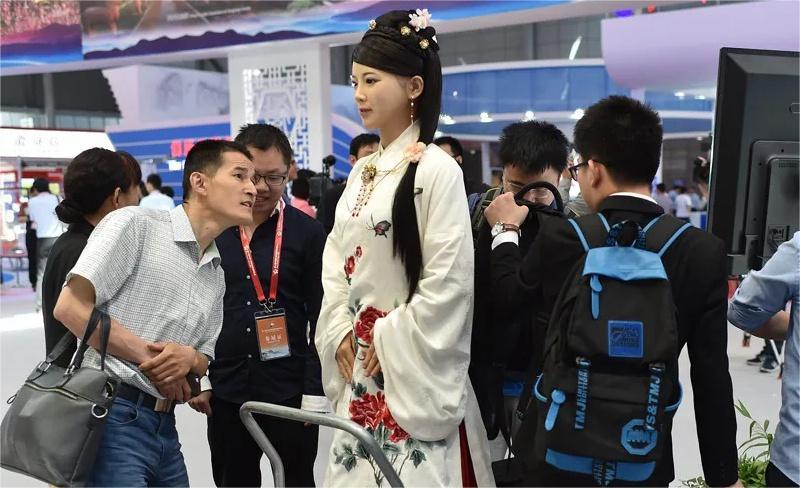 中国智能美女机器人：中国成功研制出美女机器人五官精致功能齐全